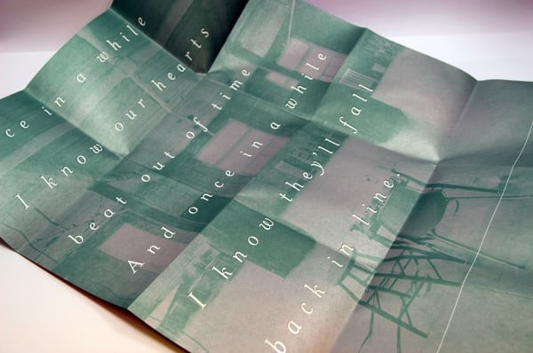 This beautiful duotone image contains a metallic spot color, giving it a luminous and elegant effect.